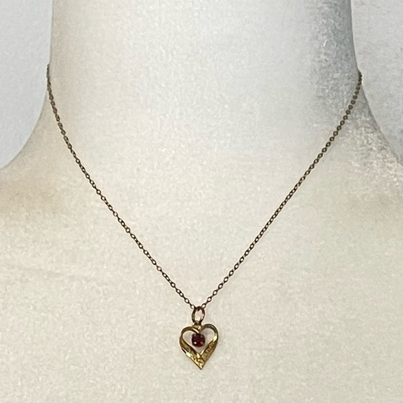 VINTAGE Heart Faux Ruby July Birthstone Necklace - Picture 2 of 11